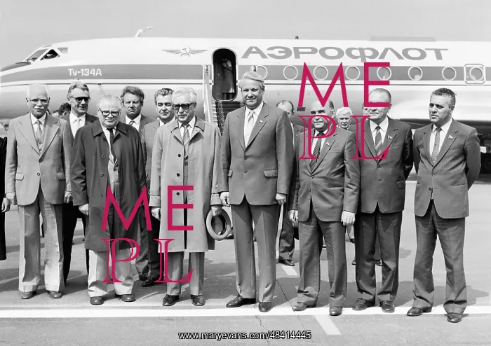 : Soviet delegation back in Moscow, 1987 : Soviet delegation back in Moscow, 1987