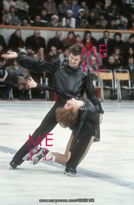 : Soviet figure skaters Natalya Bestemyanova and : Soviet figure skaters Natalya Bestemyanova and