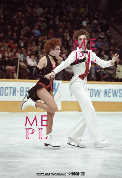 : Soviet figure skaters Natalya Bestemyanova and : Soviet figure skaters Natalya Bestemyanova and