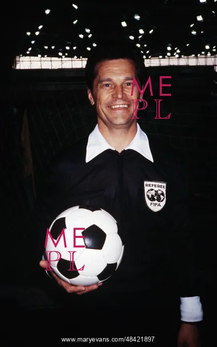: Soviet football referee Valeri Butenko, 1986 : Soviet football referee Valeri Butenko, 1986