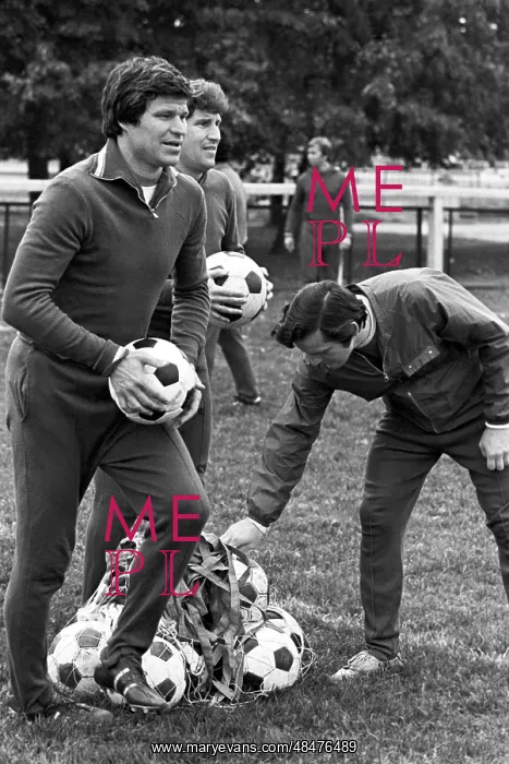 : Soviet footballers Zubkov and Malofeyev at Higher : Soviet footballers Zubkov and Malofeyev at Higher