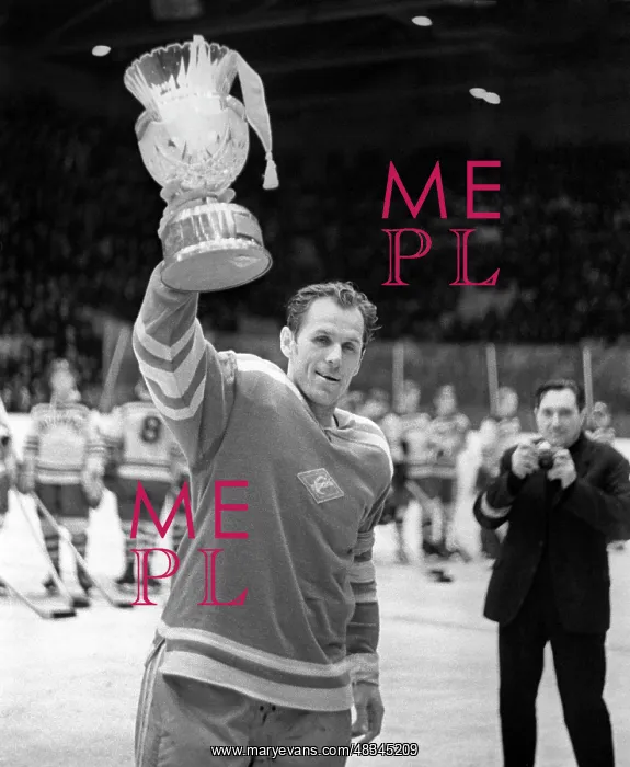  : Soviet ice hockey player Vyacheslav Starshinov, 1970