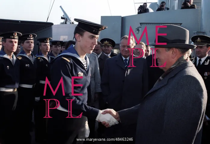 : Soviet leader Gorbachev visits Aurora battle cruiser : Soviet leader Gorbachev visits Aurora battle cruiser