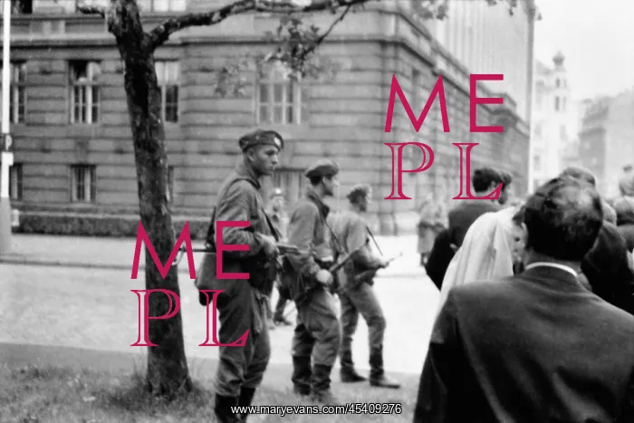 : Soviet paratroopers - Czechoslovak Communist party : Soviet paratroopers - Czechoslovak Communist party
