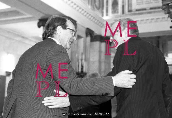 : Soviet physicists Vitaly Goldansky and Roald Sagdeev, 1989 : Soviet physicists Vitaly Goldansky and Roald Sagdeev, 1989
