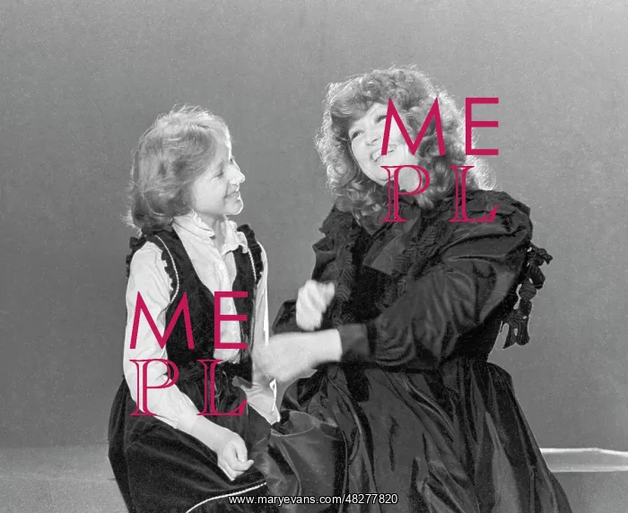 : Soviet pop singer Alla Pugacheva with her daughter : Soviet pop singer Alla Pugacheva with her daughter