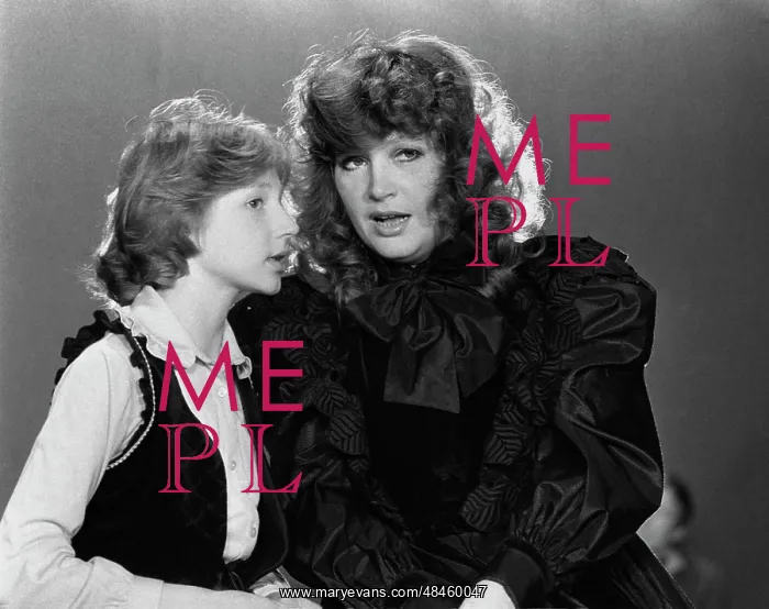 : Soviet pop singer Alla Pugacheva with her daughter : Soviet pop singer Alla Pugacheva with her daughter