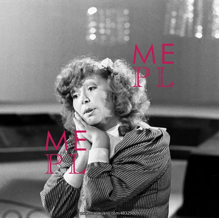 : Soviet pop singer Alla Pugacheva performing, 1983 : Soviet pop singer Alla Pugacheva performing, 1983