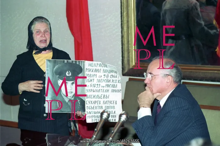 : Soviet President Gorbachev mourns fallen soldiers : Soviet President Gorbachev mourns fallen soldiers