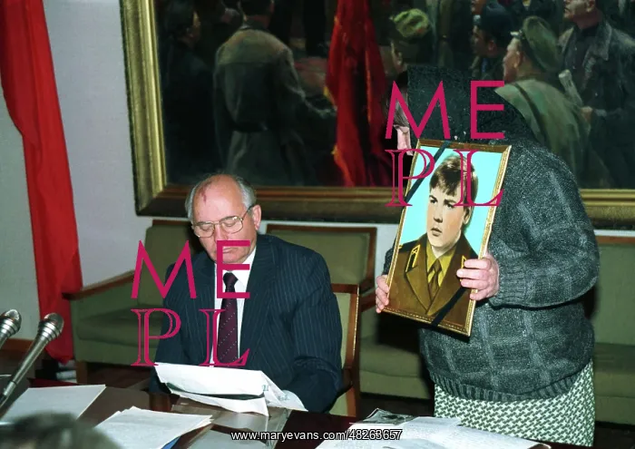 : Soviet President Gorbachev mourns fallen soldiers : Soviet President Gorbachev mourns fallen soldiers