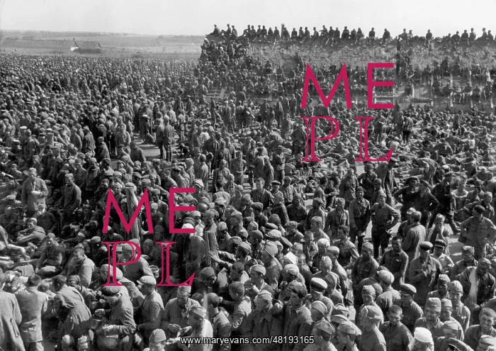 : Soviet prisoners of war, 1941 (b / w photo) : Soviet prisoners of war, 1941 (b / w photo)