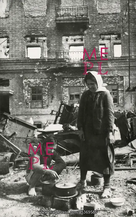 : Soviet (Russian) civilians cooking in the ruins : Soviet (Russian) civilians cooking in the ruins