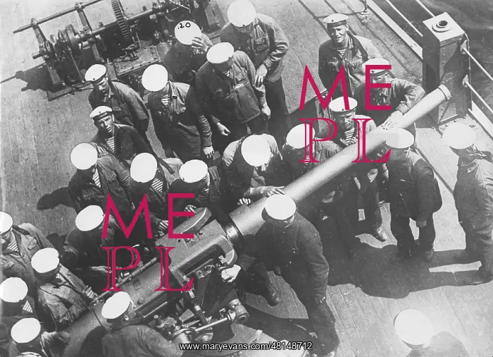 : Soviet sailors receive a lesson about the ship's gun : Soviet sailors receive a lesson about the ship's gun