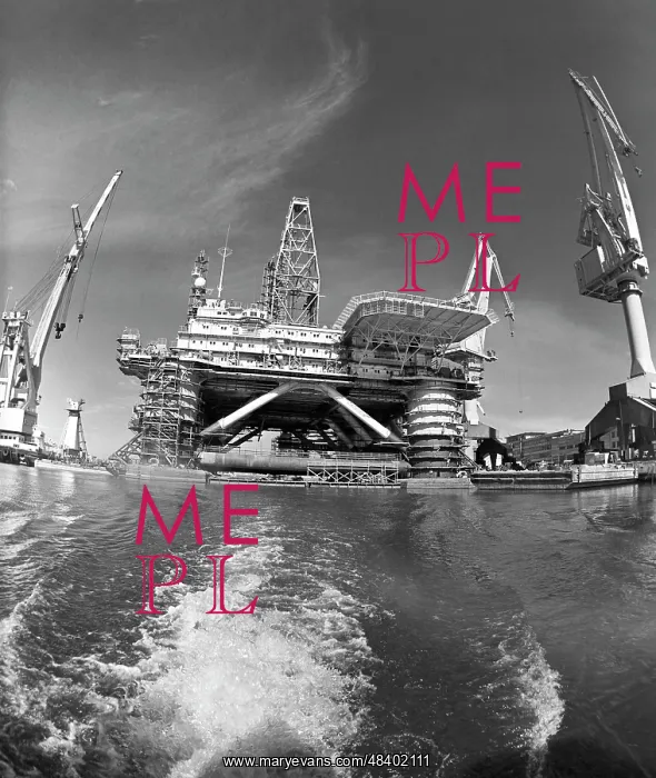 : Soviet Shelf floating drilling rig at Vyborg Shipyard, 1987 : Soviet Shelf floating drilling rig at Vyborg Shipyard, 1987