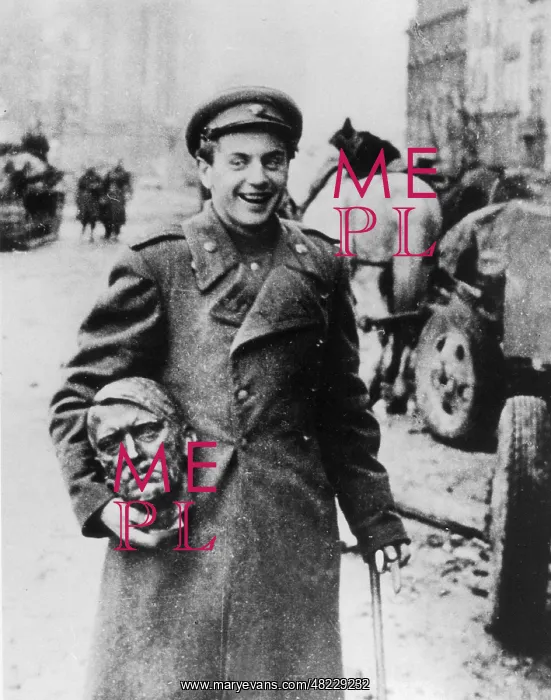 : Soviet soldier with the head of a Hitler bust in Berlin : Soviet soldier with the head of a Hitler bust in Berlin