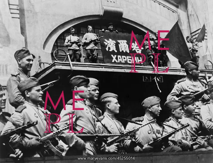 : Soviet soldiers in Harbin, China, during the last : Soviet soldiers in Harbin, China, during the last