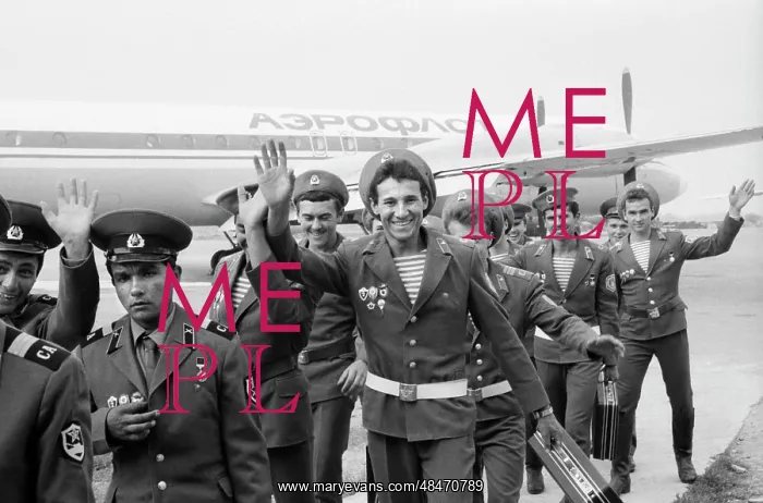 : Soviet soldiers return from Afghanistan : Soviet soldiers return from Afghanistan