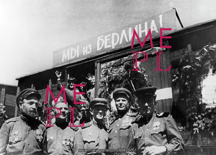 : Soviet soldiers returning home after World War II : Soviet soldiers returning home after World War II