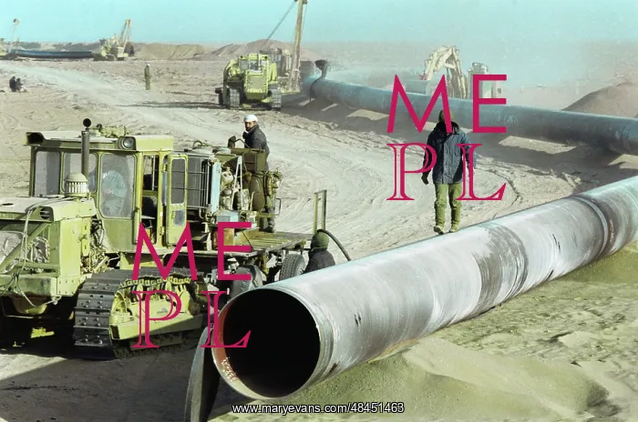 : Soviet specialists build gas pipeline from Hassi : Soviet specialists build gas pipeline from Hassi