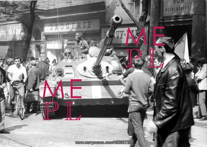 : Soviet tank - residents - protest : Soviet tank - residents - protest