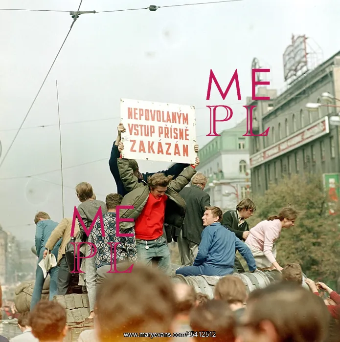 : Soviet tank - Wenceslas Square - Prague - protest : Soviet tank - Wenceslas Square - Prague - protest
