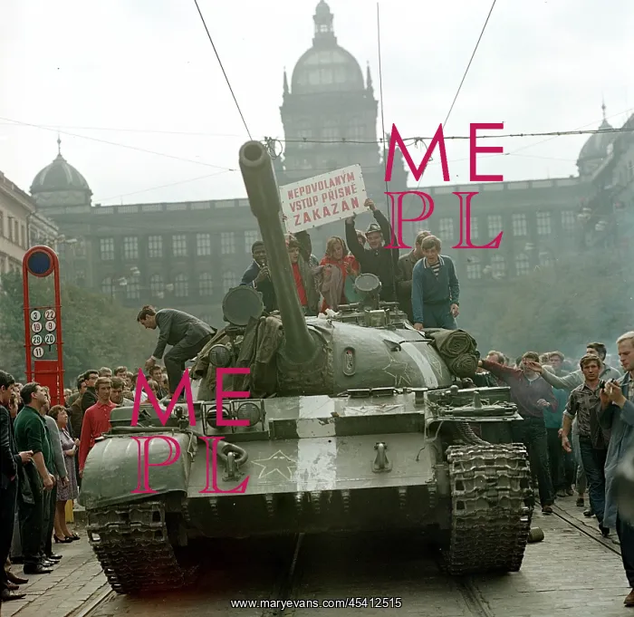 : Soviet tank - Wenceslas Square - Prague - protest : Soviet tank - Wenceslas Square - Prague - protest