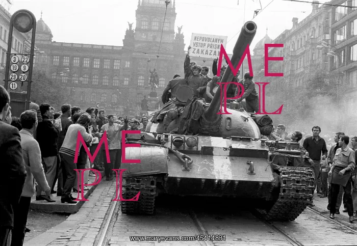 : Soviet tank - Wenceslas Square - protest : Soviet tank - Wenceslas Square - protest