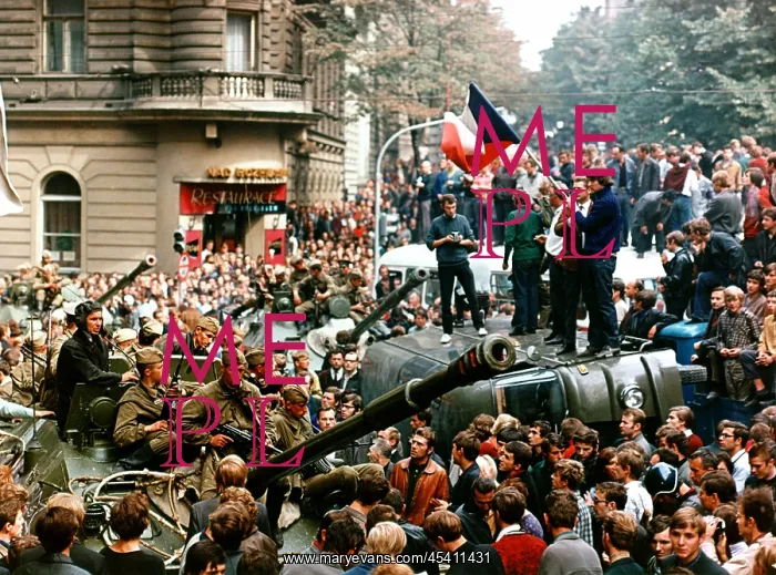 : Soviet tanks - protest - Prague : Soviet tanks - protest - Prague
