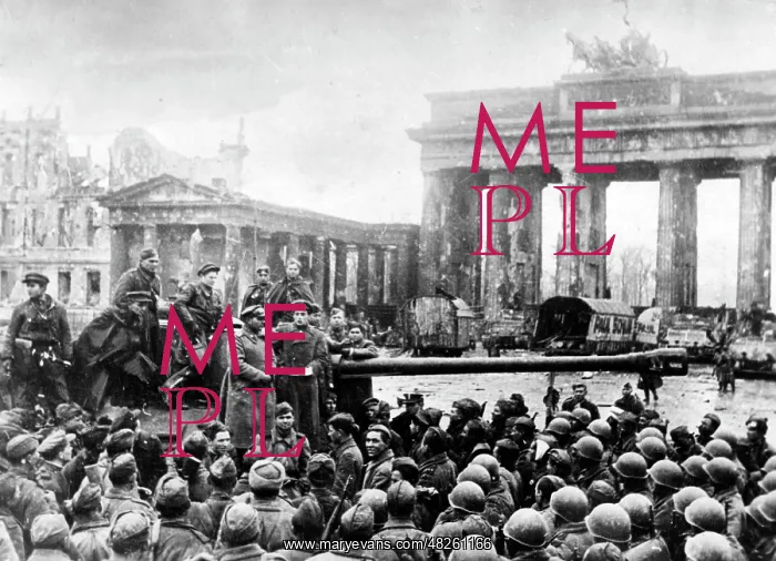: Soviet tanks and soldiers in front of the Brandenburg Gate : Soviet tanks and soldiers in front of the Brandenburg Gate