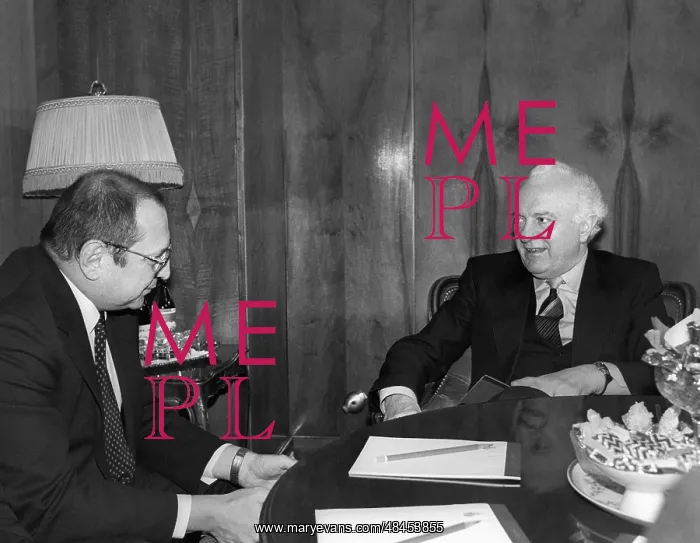 : Soviet Union and Austria trade negotiations in Moscow, 1990 : Soviet Union and Austria trade negotiations in Moscow, 1990