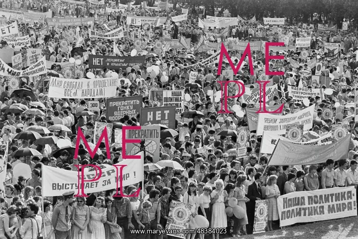 : Soviet youth marches against nuclear war threat : Soviet youth marches against nuclear war threat