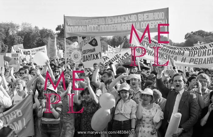 : Soviet youth marches against nuclear war threat : Soviet youth marches against nuclear war threat
