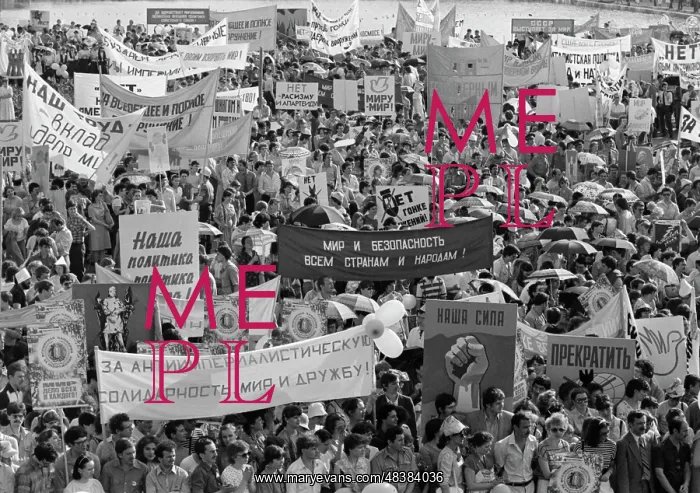 : Soviet youth marches against nuclear war threat : Soviet youth marches against nuclear war threat