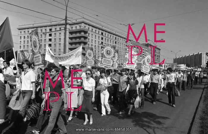 : Soviet youth marches against nuclear war threat : Soviet youth marches against nuclear war threat
