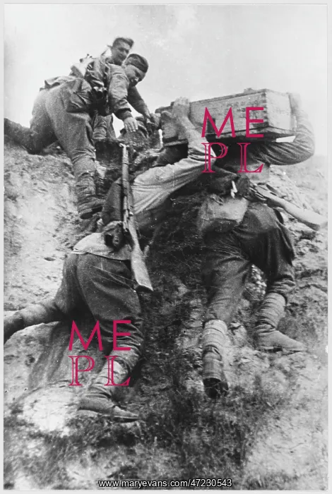 : SOVIETS CARRY AMMO : SOVIETS CARRY AMMO
