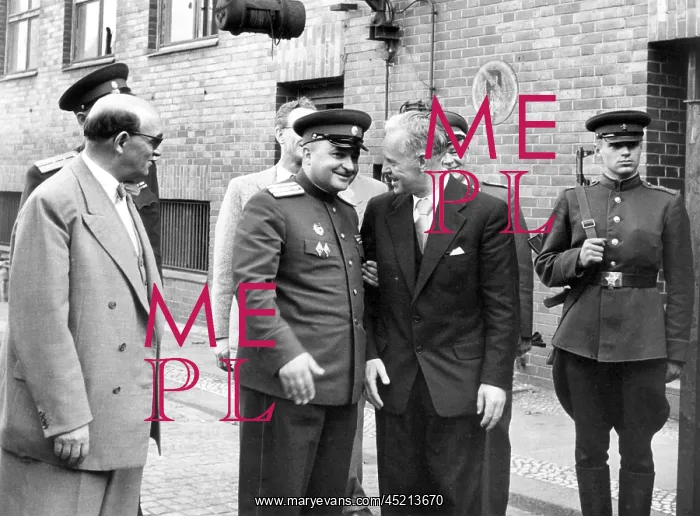 : Soviets hand over the House of Broadcasting to senat of Berl : Soviets hand over the House of Broadcasting to senat of Berl