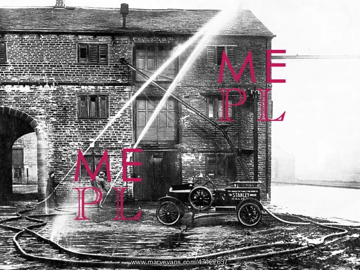  : Sowerby Bridge - Canal Wharf - Fire engine