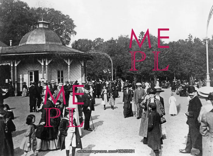 : Spa guests at the Kudowa spa, 1911