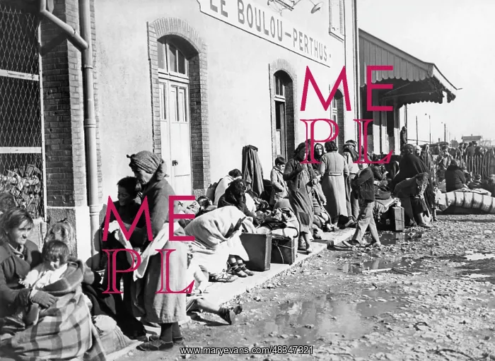 : Spanish refugees are waiting for a transport, 1939 : Spanish refugees are waiting for a transport, 1939