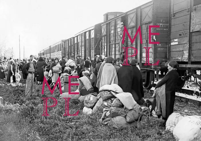 : Spanish refugees are waiting for a transport, 1939 : Spanish refugees are waiting for a transport, 1939