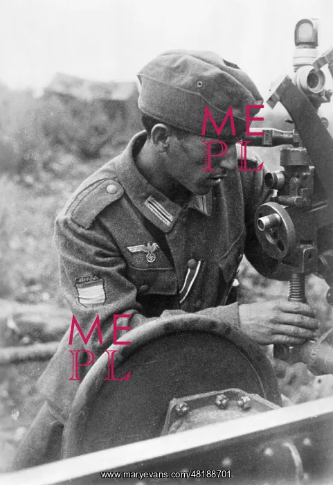 : A Spanish soldier with a gun at the eastern Front, 1942 : A Spanish soldier with a gun at the eastern Front, 1942