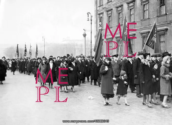 : SPD march in front of the palace for Hindenburg, 1932 : SPD march in front of the palace for Hindenburg, 1932