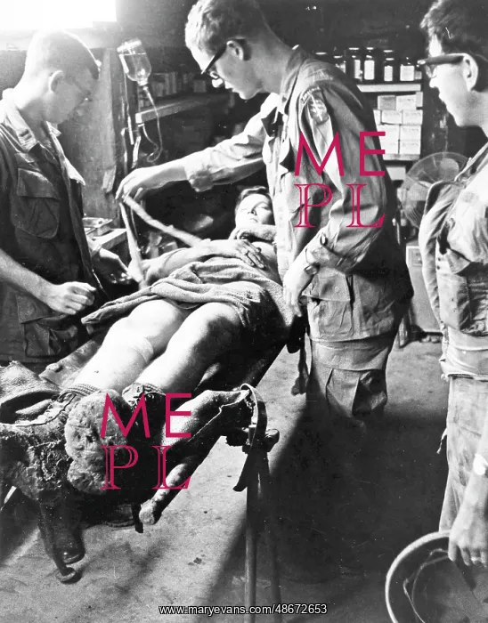: Special Forces doctors treat a wounded soldier : Special Forces doctors treat a wounded soldier