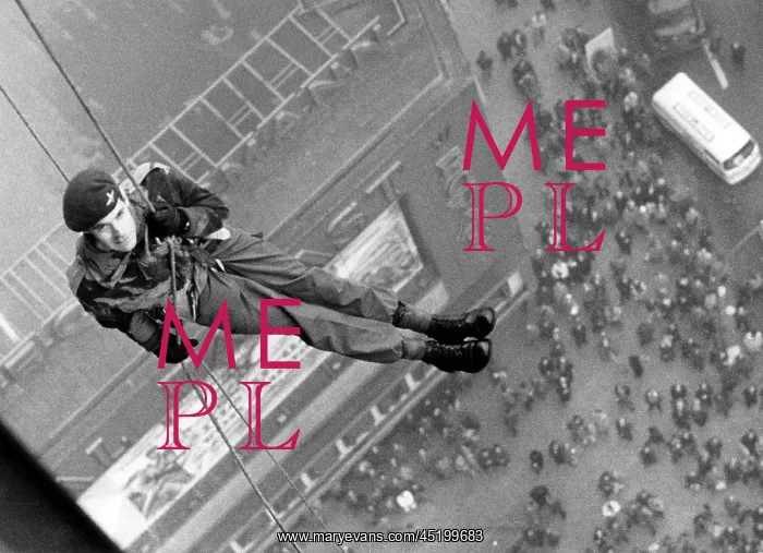 : Spectacular roping down of British parachutists in Berlin : Spectacular roping down of British parachutists in Berlin