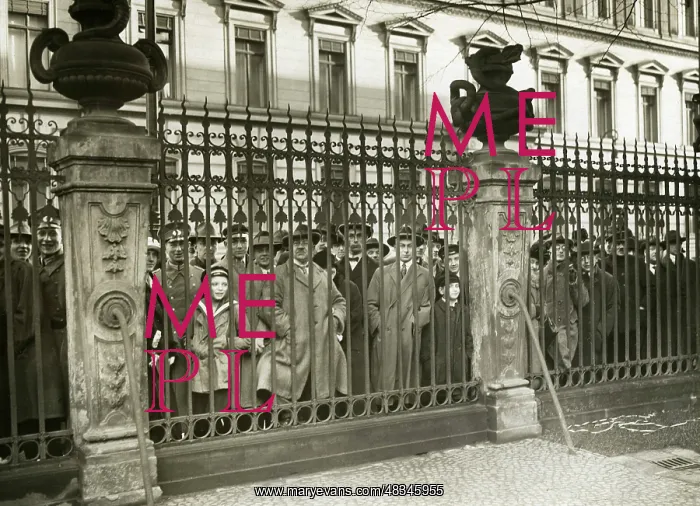: Spectators, 1928 : Spectators, 1928