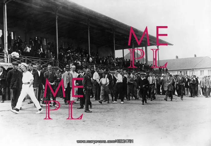 : Spectators at a baseball game in an internment camp, 191 : Spectators at a baseball game in an internment camp, 191