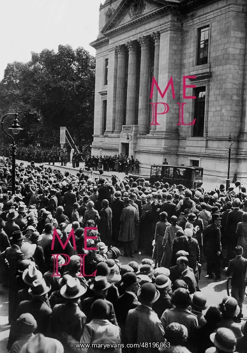 : Spectators in front of the Geological Museum during the Worl : Spectators in front of the Geological Museum during the Worl