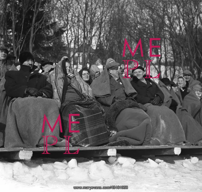: Spectators in heavy blankets : Spectators in heavy blankets