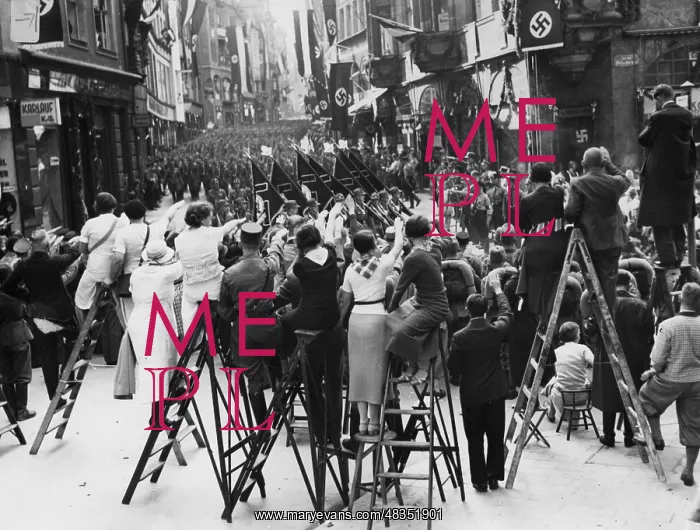 : Spectators at the march of the RAD through : Spectators at the march of the RAD through