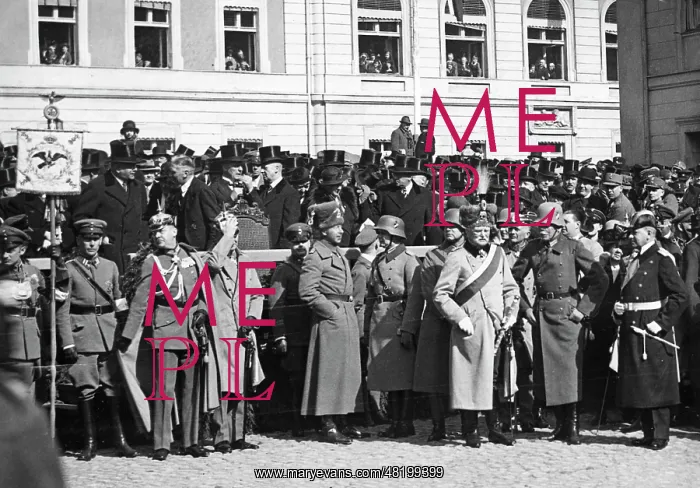 : Spectators at the march in review on the Day of Potsdam, 193 : Spectators at the march in review on the Day of Potsdam, 193